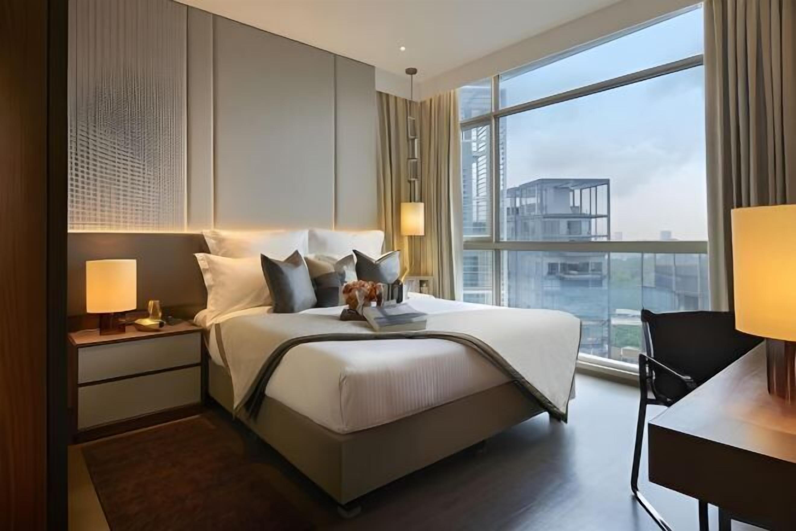 Coffre-fort, bureau, système d’insonorisation, fer et planche à repasser