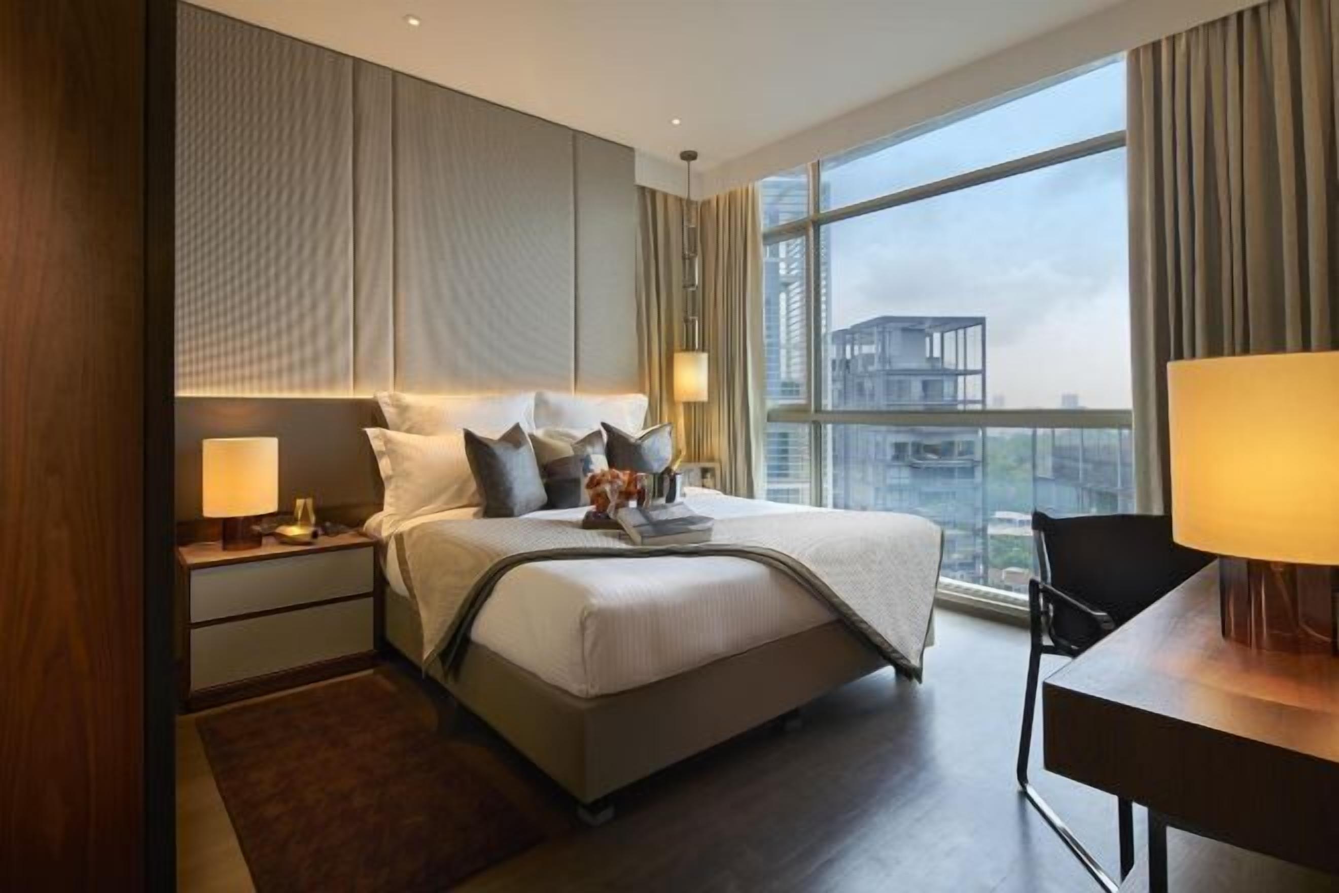 Coffre-fort, bureau, système d’insonorisation, fer et planche à repasser