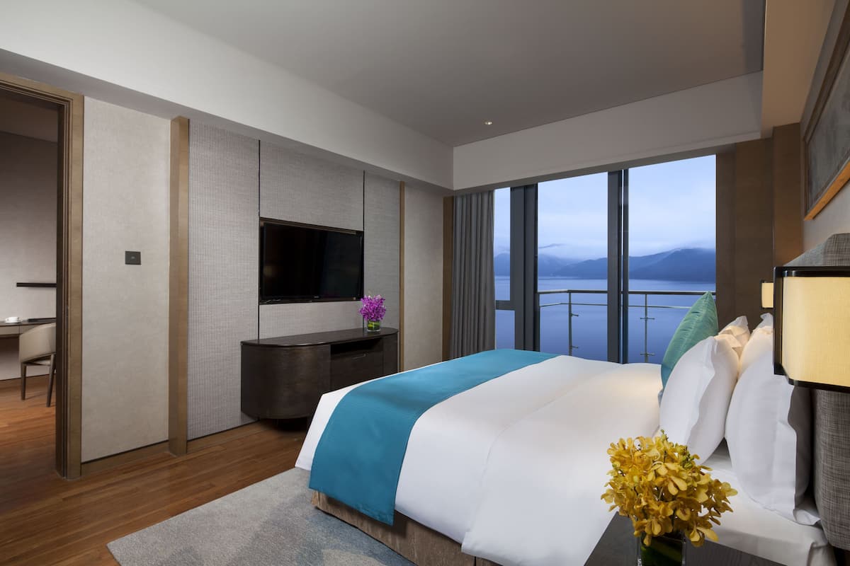 1 King 1 Bedroom Suite Living Area Lake View | Premium bedding, free WiFi, bed sheets