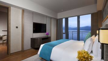 1 King 1 Bedroom Suite Living Area Lake View | Premium bedding, free WiFi, bed sheets