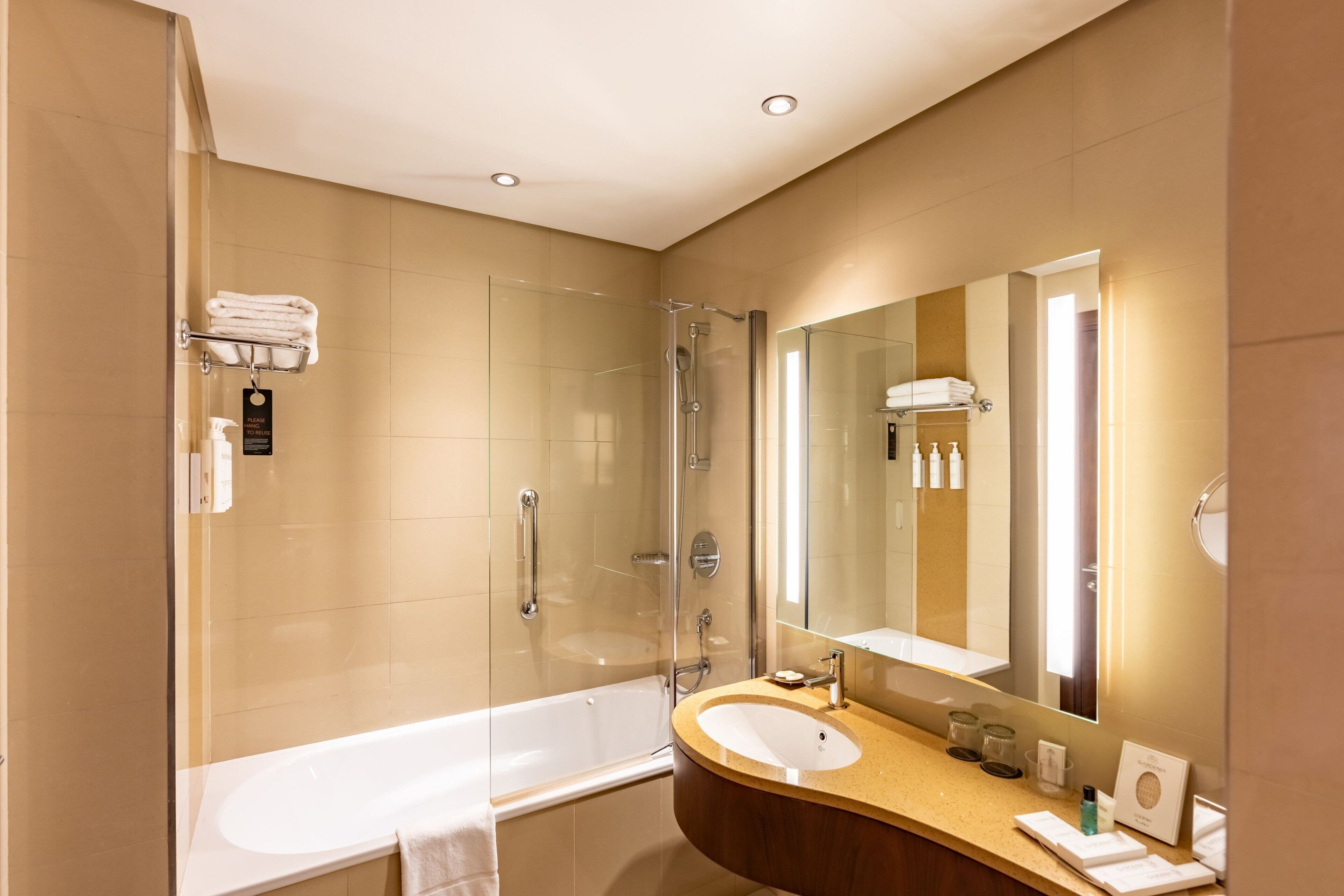 executive suite, 2 bedrooms | bathroom | combined shower/bathtub, free toiletries, hair dryer, towels