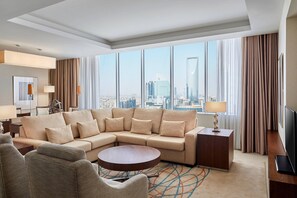 Suite, 1 habitación, fumadores | Sala de estar | Una televisión