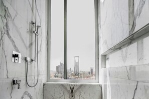 Room, 1 King Bed | Bathroom | Combined shower/tub, free toiletries, hair dryer, towels