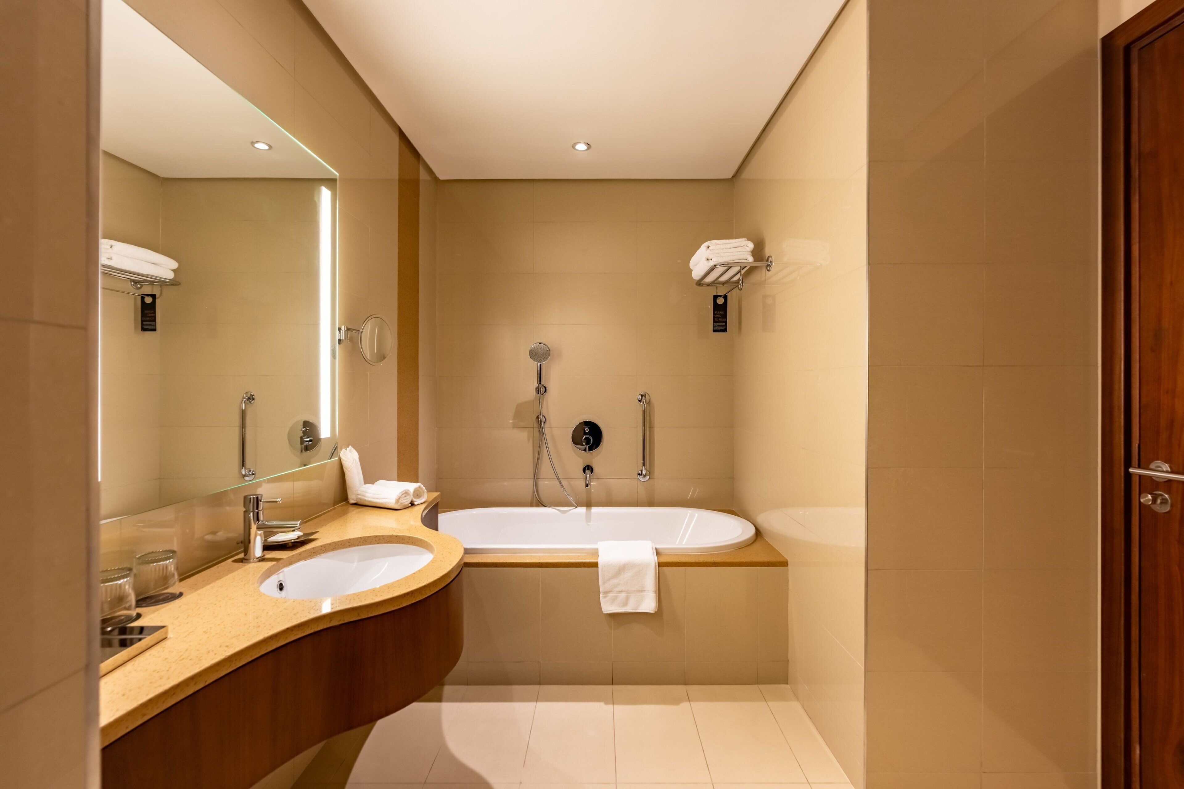 Un baño moderno con dos lavamanos, un espejo grande y una zona de ducha separada.