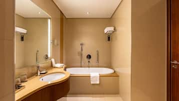 Un baño moderno con dos lavamanos, un espejo grande y una zona de ducha separada.