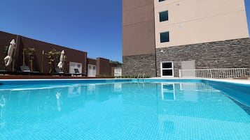 Außenpool, Liegestühle