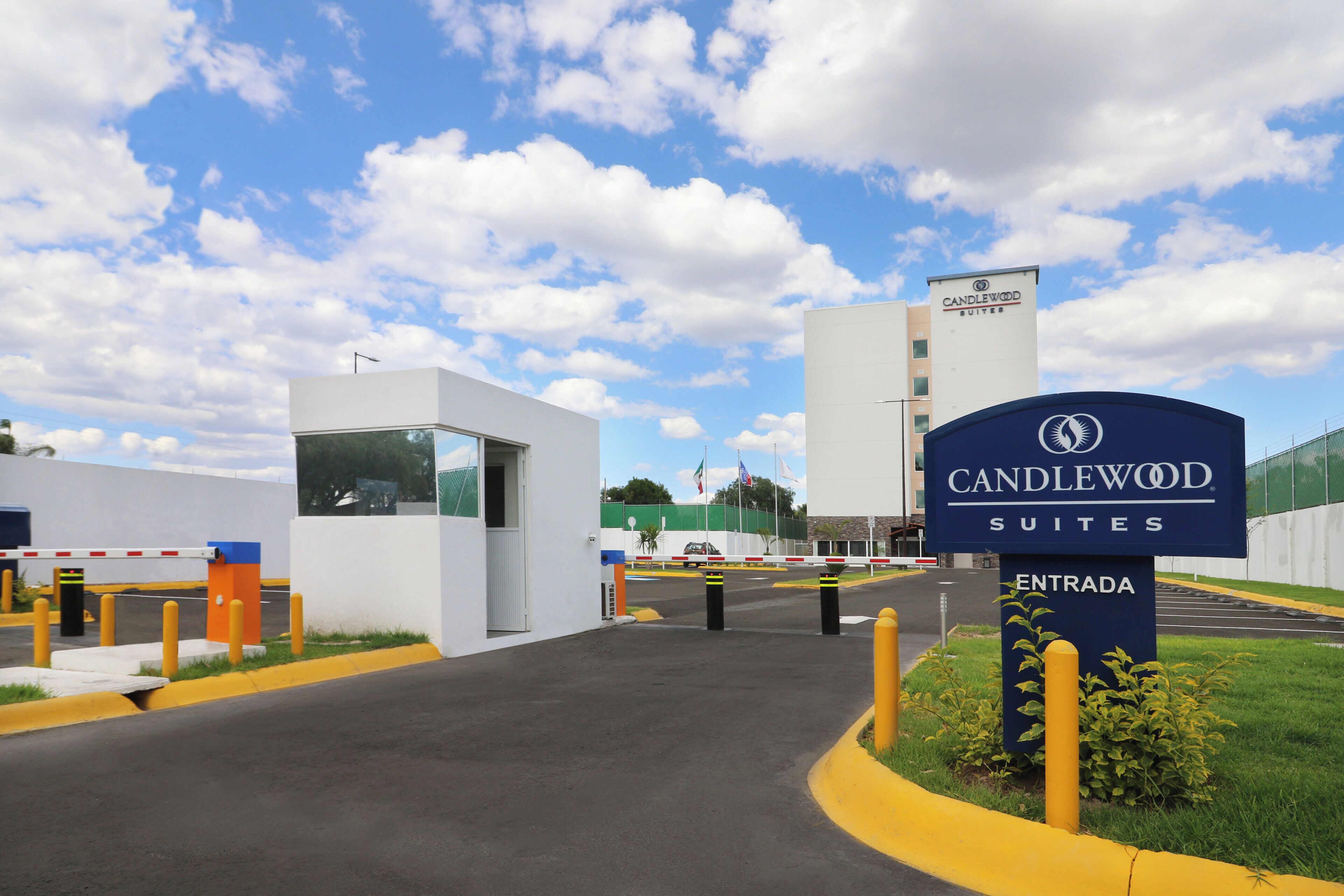Entrada de un hotel con el letrero de Candlewood Suites.