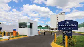 Entrada de un hotel con el letrero de Candlewood Suites.