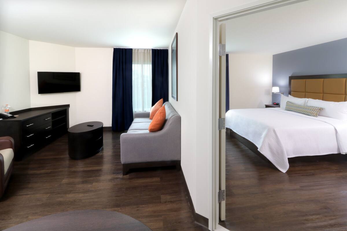 Suite, 1 slaapkamer | Luxe beddengoed, een kluis op de kamer, een bureau, een laptopwerkplek