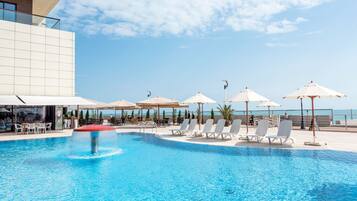 Piscina interna, piscina externa, guarda-sóis