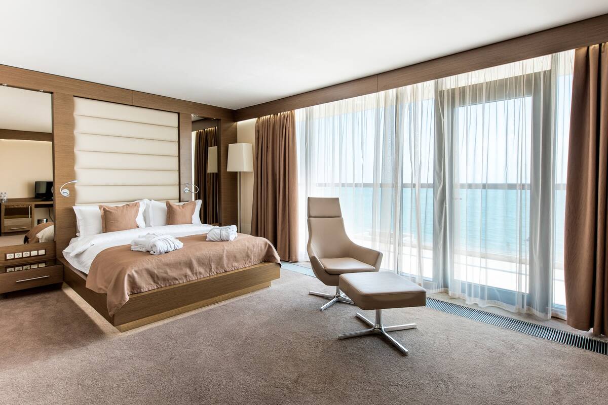 Premium bedding, in-room safe, desk, soundproofing