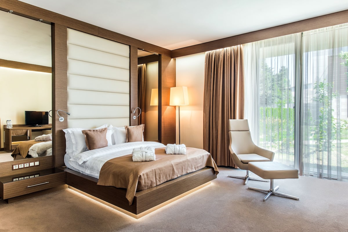 Superior Room, Garden View | Premium bedding, in-room safe, desk, soundproofing