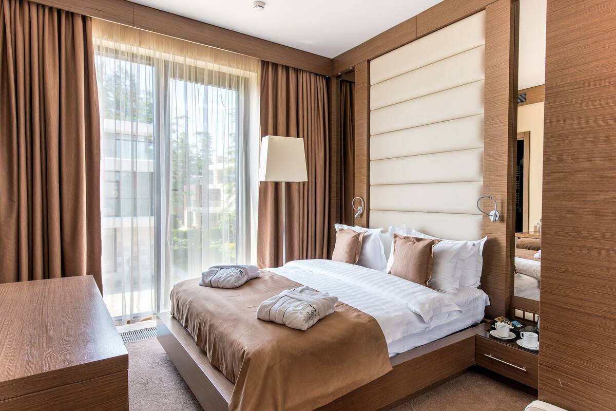 Premium bedding, in-room safe, desk, soundproofing