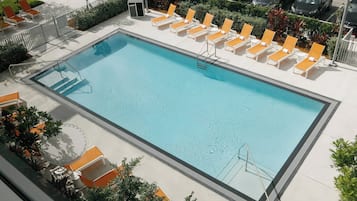 Piscina externa, espreguiçadeiras