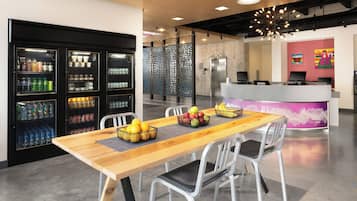 Café da manhã feito na hora todos os dias mediante uma taxa