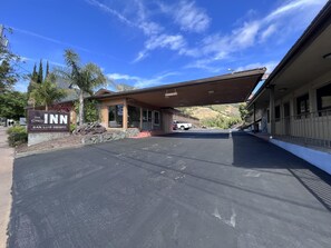 Inn San Luis Obispo har en ingång med tak, en parkeringsplats och en vacker bergsutsikt.