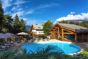 Outdoor pool - Hotel Les Peupliers (Baratier)