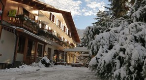 Front of property - Hotel Les Peupliers (Baratier)