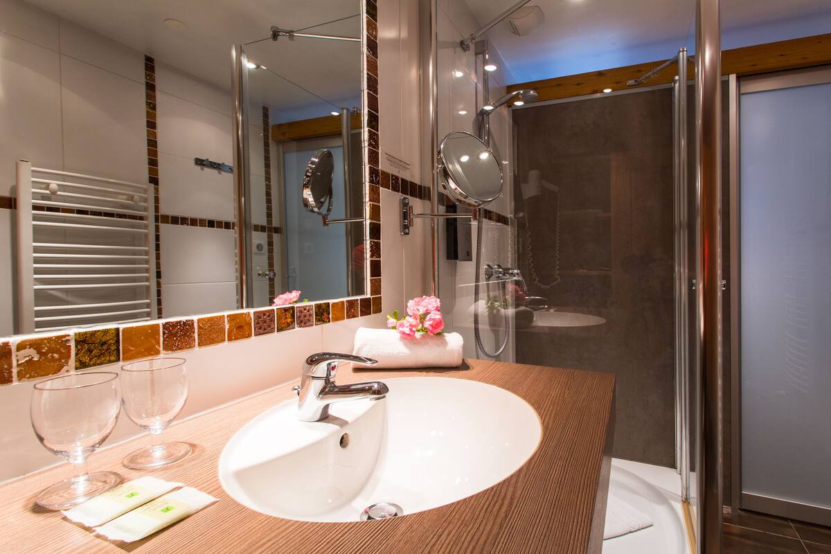 Douche, sèche-cheveux, serviettes fournies, savon