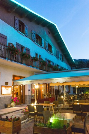 Front of property - Hotel Les Peupliers (Baratier)