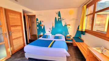 Deluxe tweepersoonskamer, balkon, uitzicht op bergen | Een bureau, verduisterende gordijnen, extra bedden (toeslag)