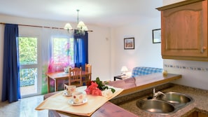 Traditional House, 1 Bedroom, Balcony | Private kitchen | Full-size fridge, microwave, coffee/tea maker, toaster - Conjunto Rural Las Rosas (Frigiliana)