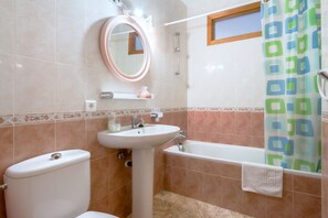Traditional House, 1 Bedroom, Balcony | Bathroom | Towels, soap, shampoo, toilet paper - Conjunto Rural Las Rosas (Frigiliana)
