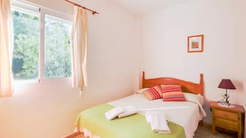 1 chambre, fer et planche à repasser, lits bébé (gratuits)