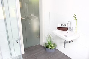 Premium-lejlighed - 2 soveværelser - balkon (Apartment Larum) | Bruser på badeværelset