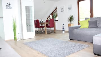 Departamento Premium, 2 habitaciones, balcón (Apartment Loeffelstiel) | Sala de estar | Televisión de pantalla plana y estación para iPod