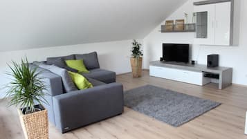 พรีเมียมอพาร์ทเมนท์, 2 ห้องนอน, ระเบียง (Apartment Loeffelstiel) | ห้องนั่งเล่น | ทีวีจอแบน, แท่นต่อ iPod, แท่นต่อเครื่องเล่น MP3
