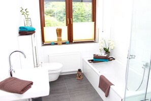 Premium Apartment, 2 Bedrooms, Balcony (Apartment Larum) | Bathroom | Hair dryer, towels - Ferienhaus Lirum Larum Löffelstiel (Edertal)
