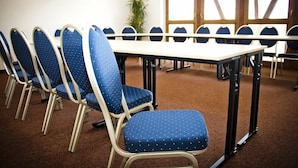 A conference room with a long table and rows of blue chairs with white polka dots. - Centrum Galion (Gda?sk)