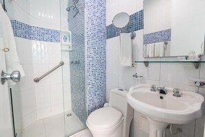 Shower, towels - Hotel NG (Cartagena)