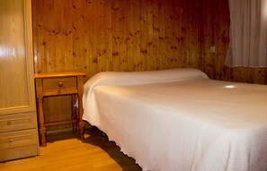 Bungalow, 2 soverom (4 pax) | Safe på rommet, individuelt dekorert og individuelt innredet