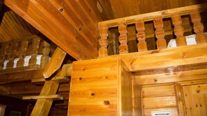 Un interior de madera con una escalera y barandilla de madera.