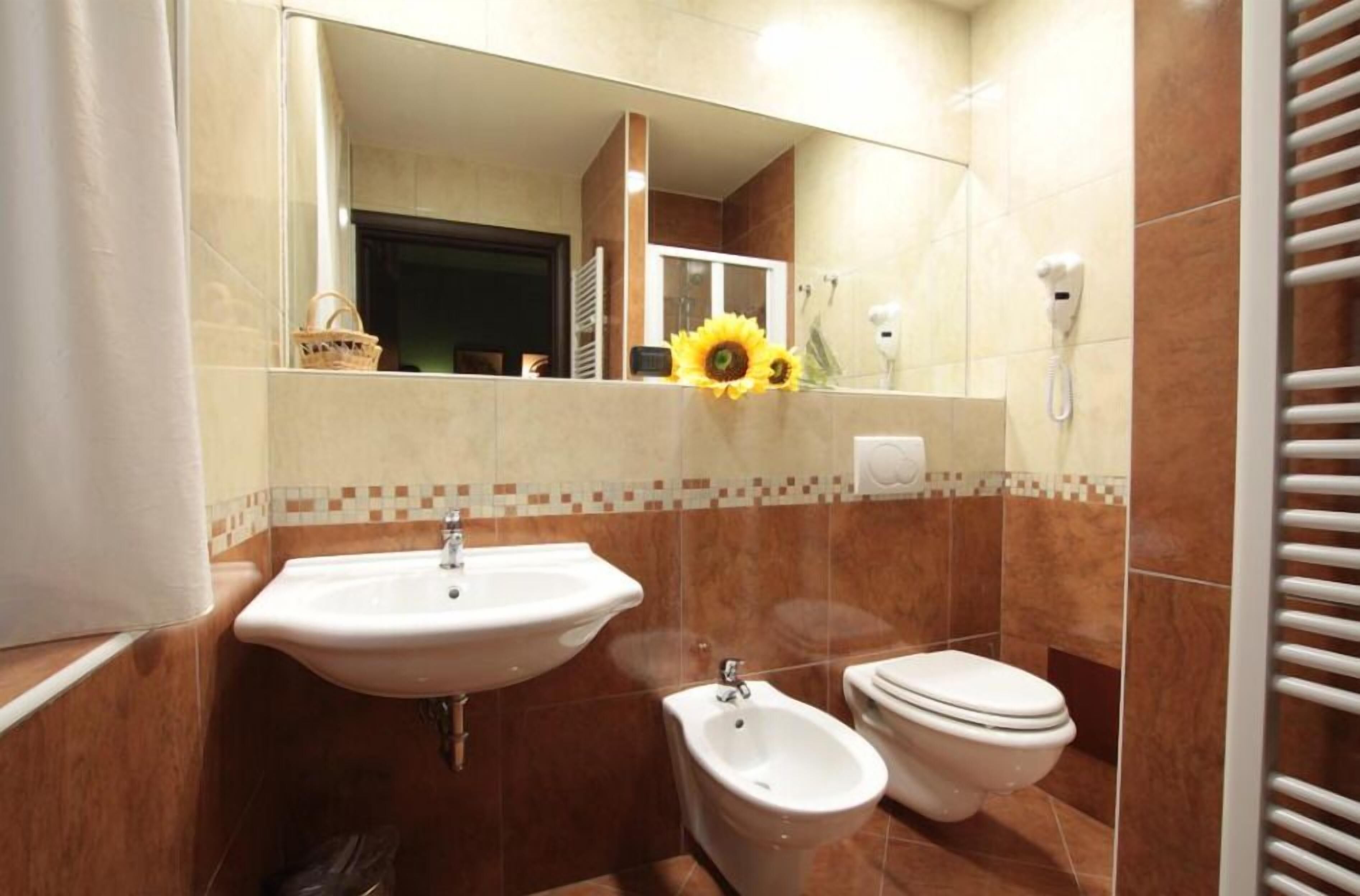 Baño | Regadera, secadora de cabello, bidet, toallas 