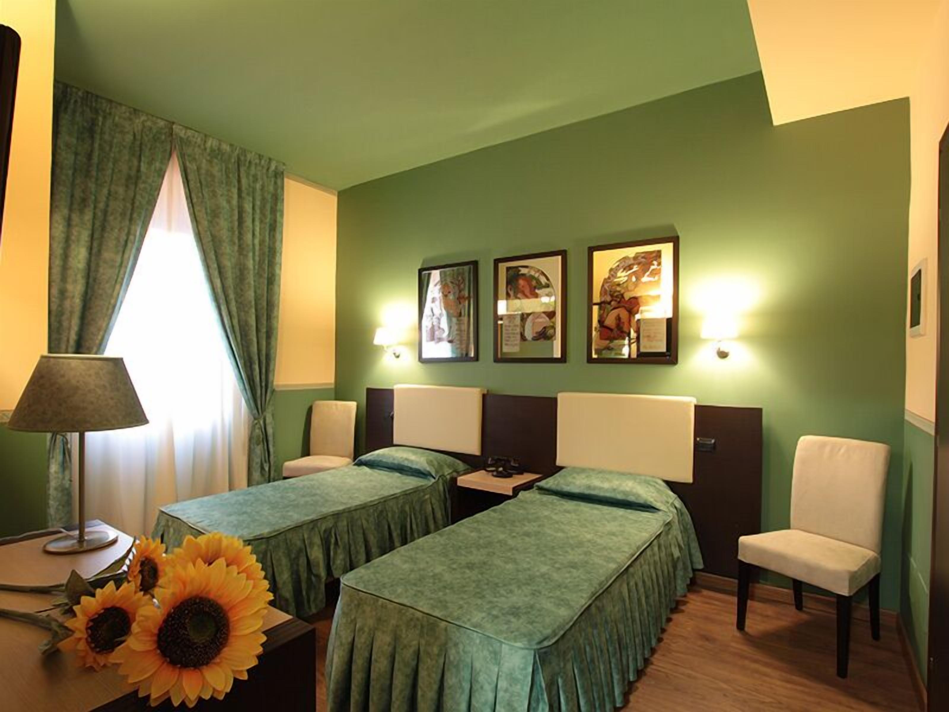 Triple Room | Desk, free WiFi, bed sheets