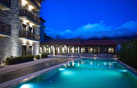 Outdoor pool, pool umbrellas, sun loungers