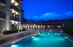 Una piscina al aire libre, sombrillas, sillones reclinables de piscina