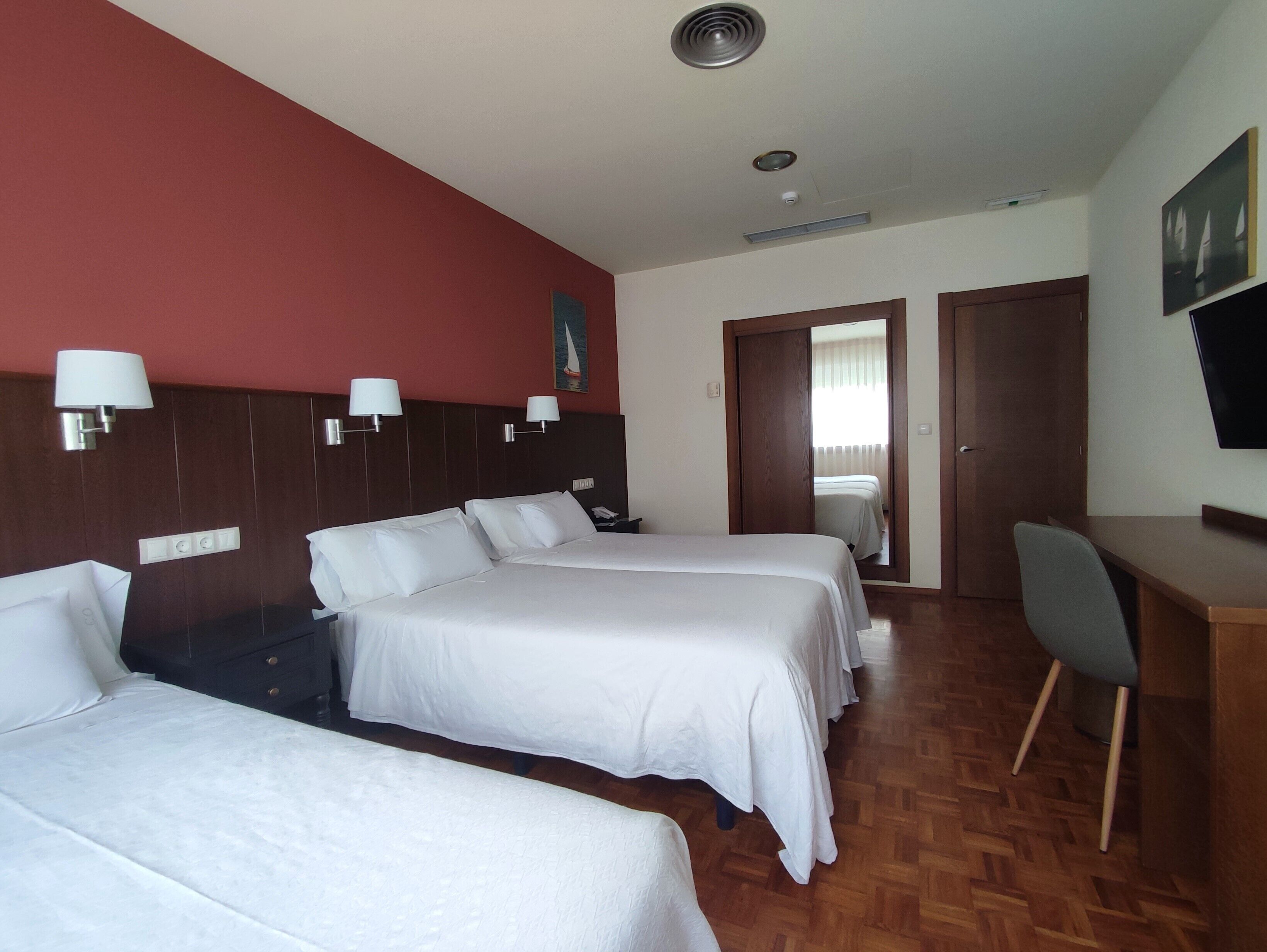 triple room | in-room safe, desk, free wifi, bed sheets