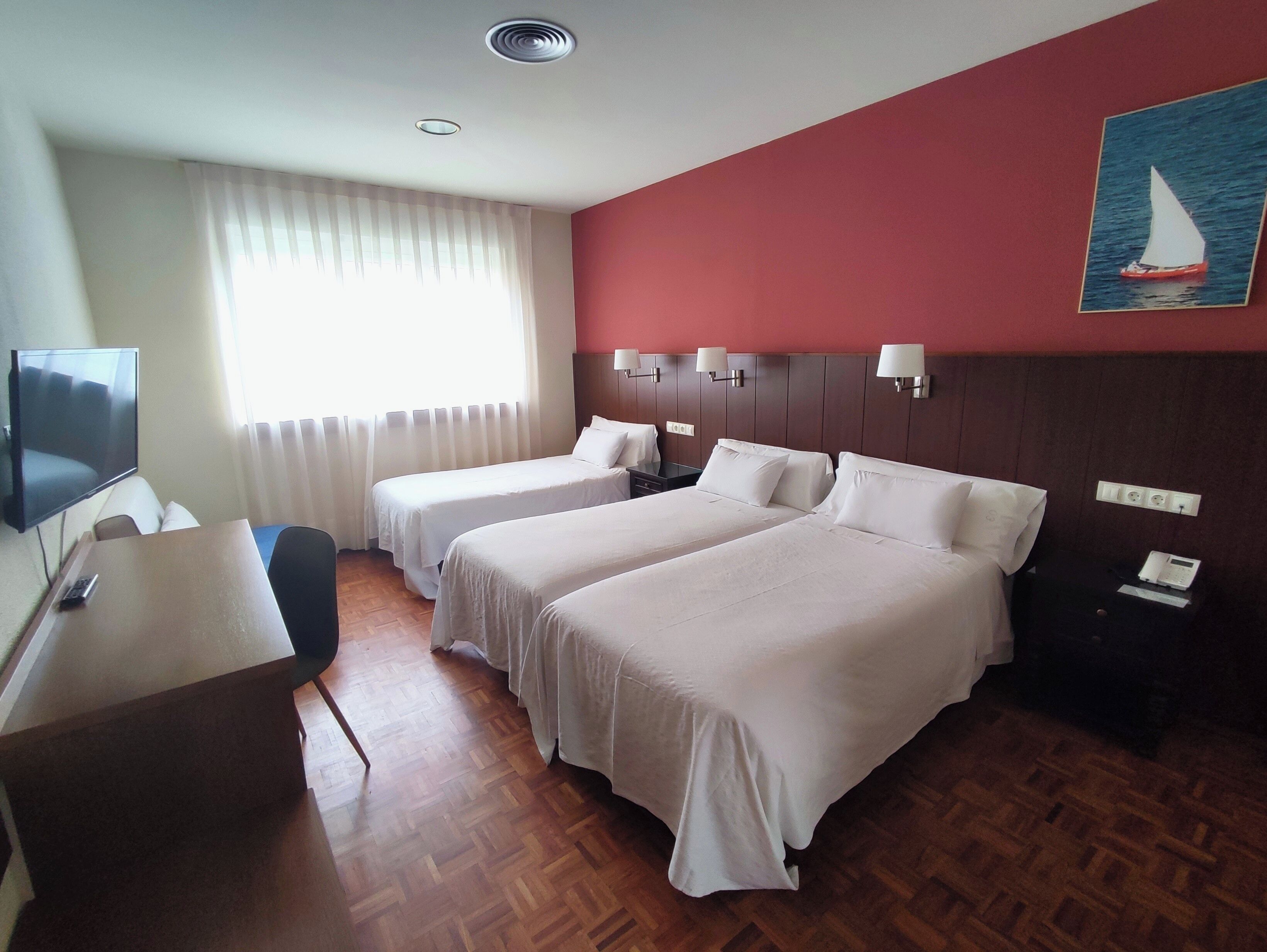 triple room | in-room safe, desk, free wifi, bed sheets
