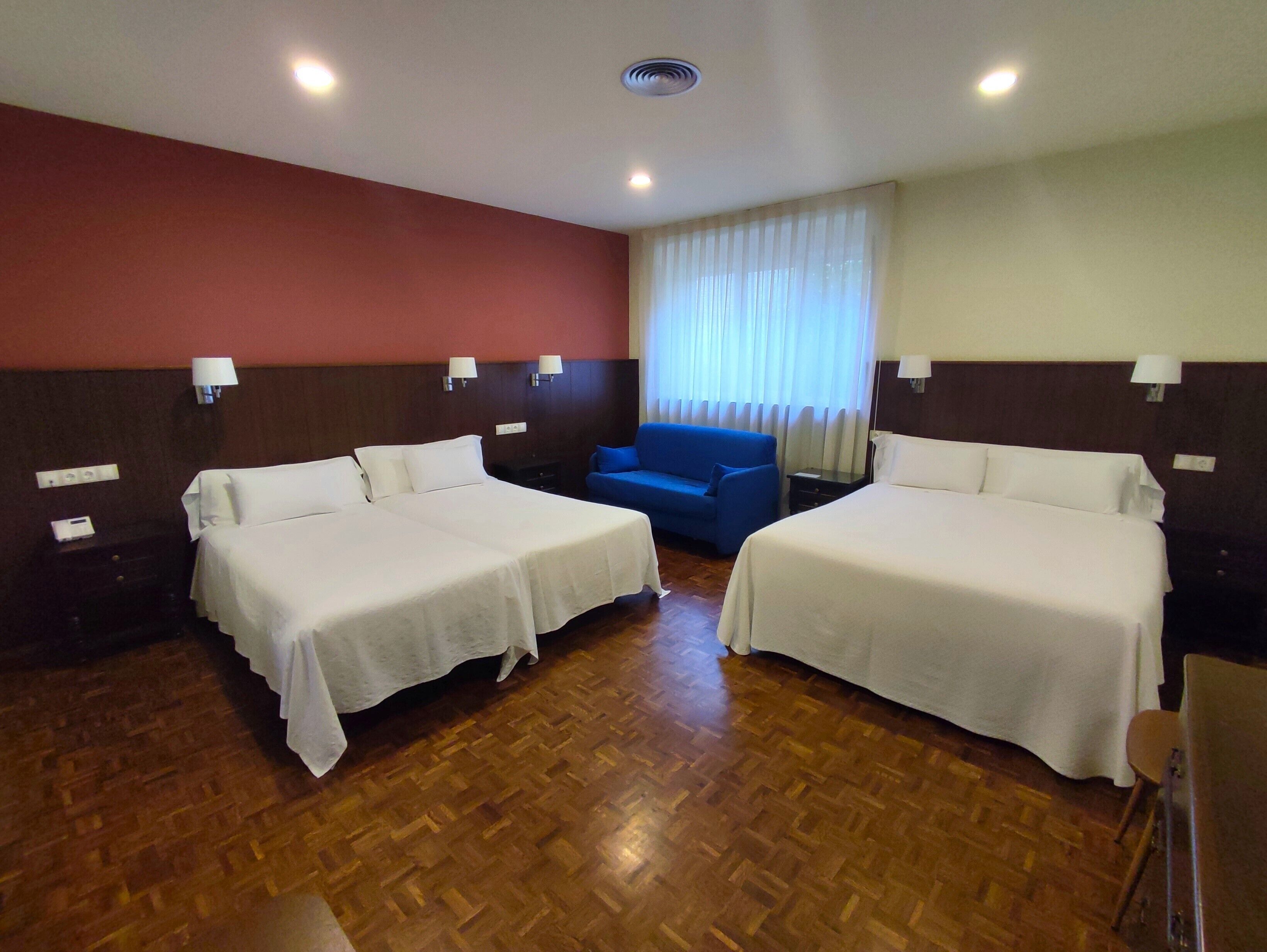 quadruple room | in-room safe, desk, free wifi, bed sheets