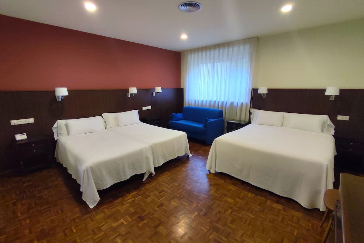 quadruple room | in-room safe, desk, free wifi, bed sheets