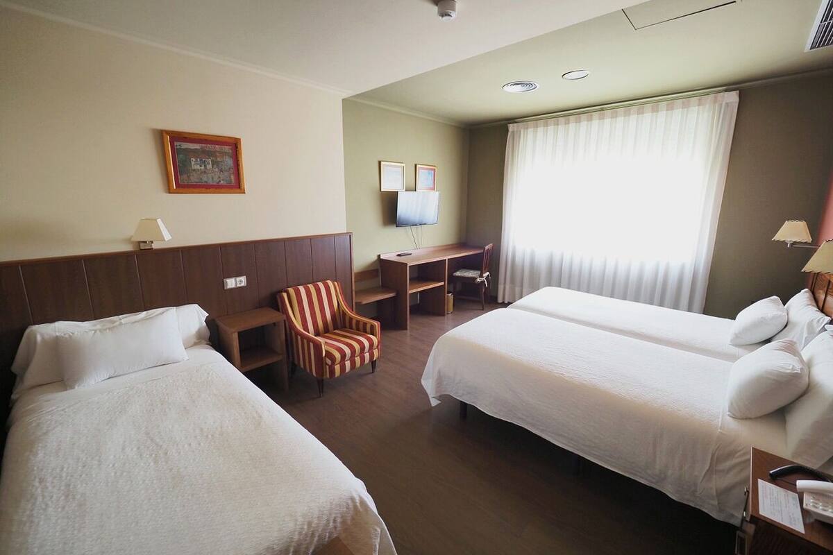 triple room | in-room safe, desk, free wifi, bed sheets