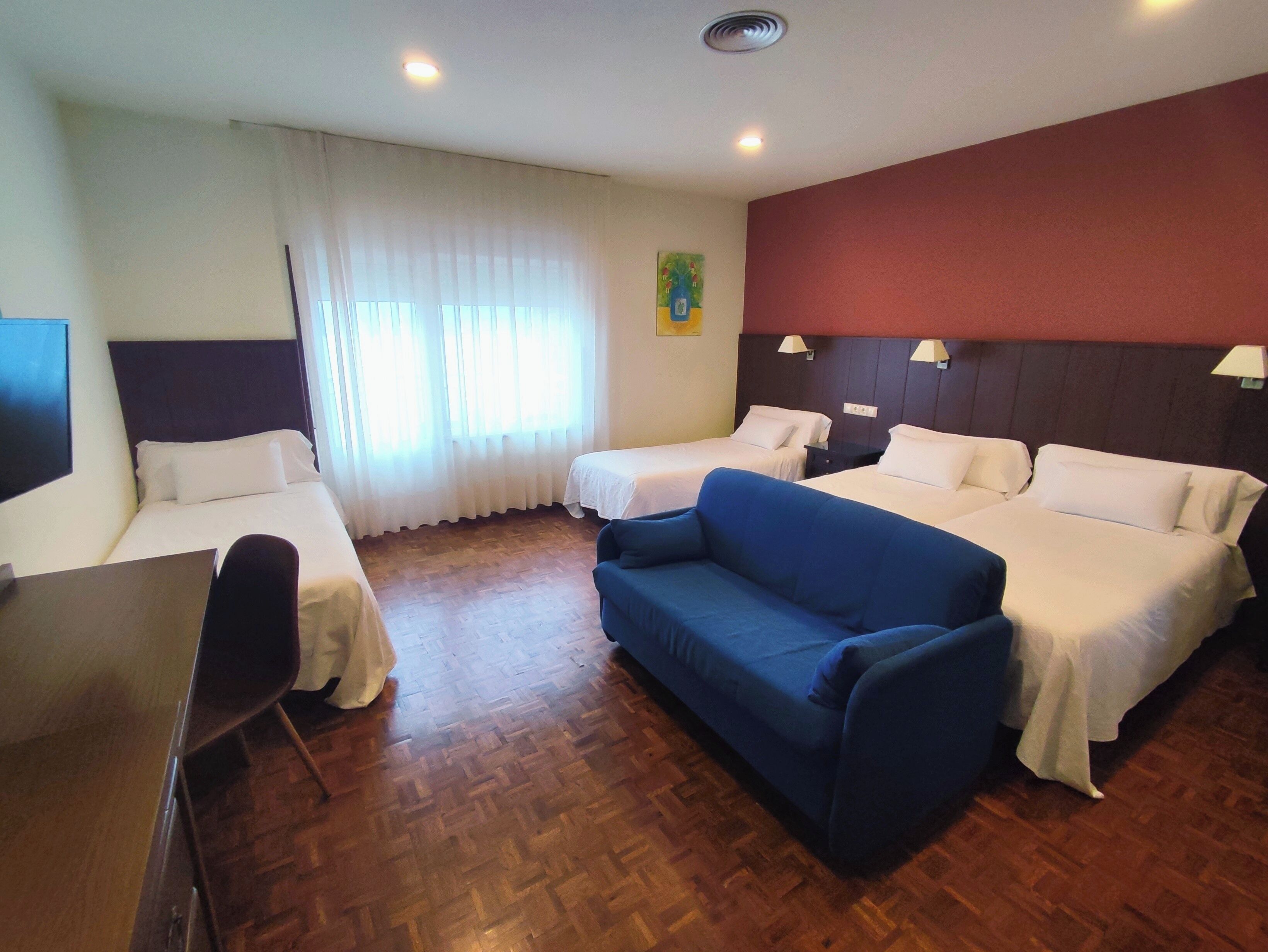 quadruple room | in-room safe, desk, free wifi, bed sheets