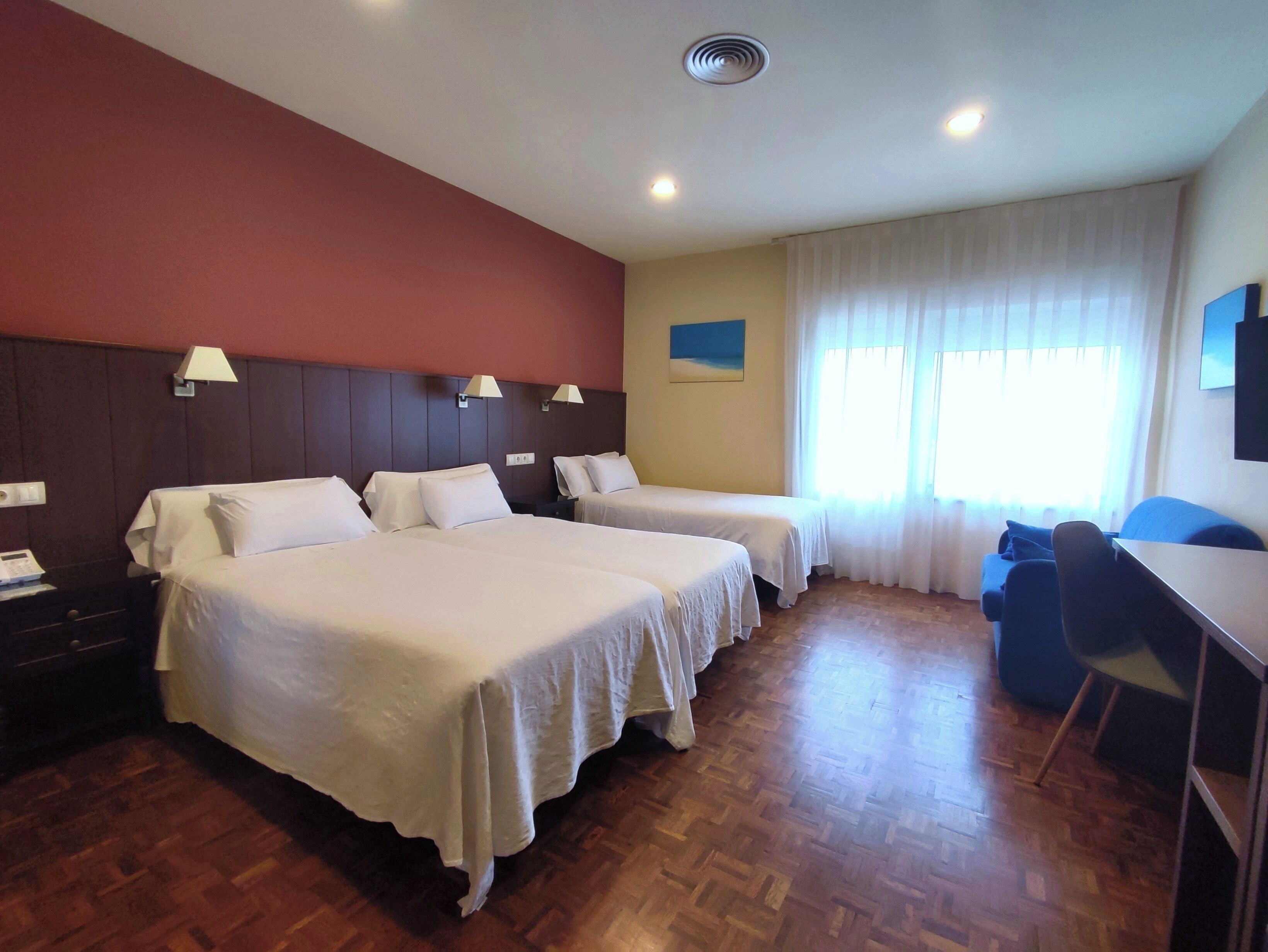 triple room | in-room safe, desk, free wifi, bed sheets