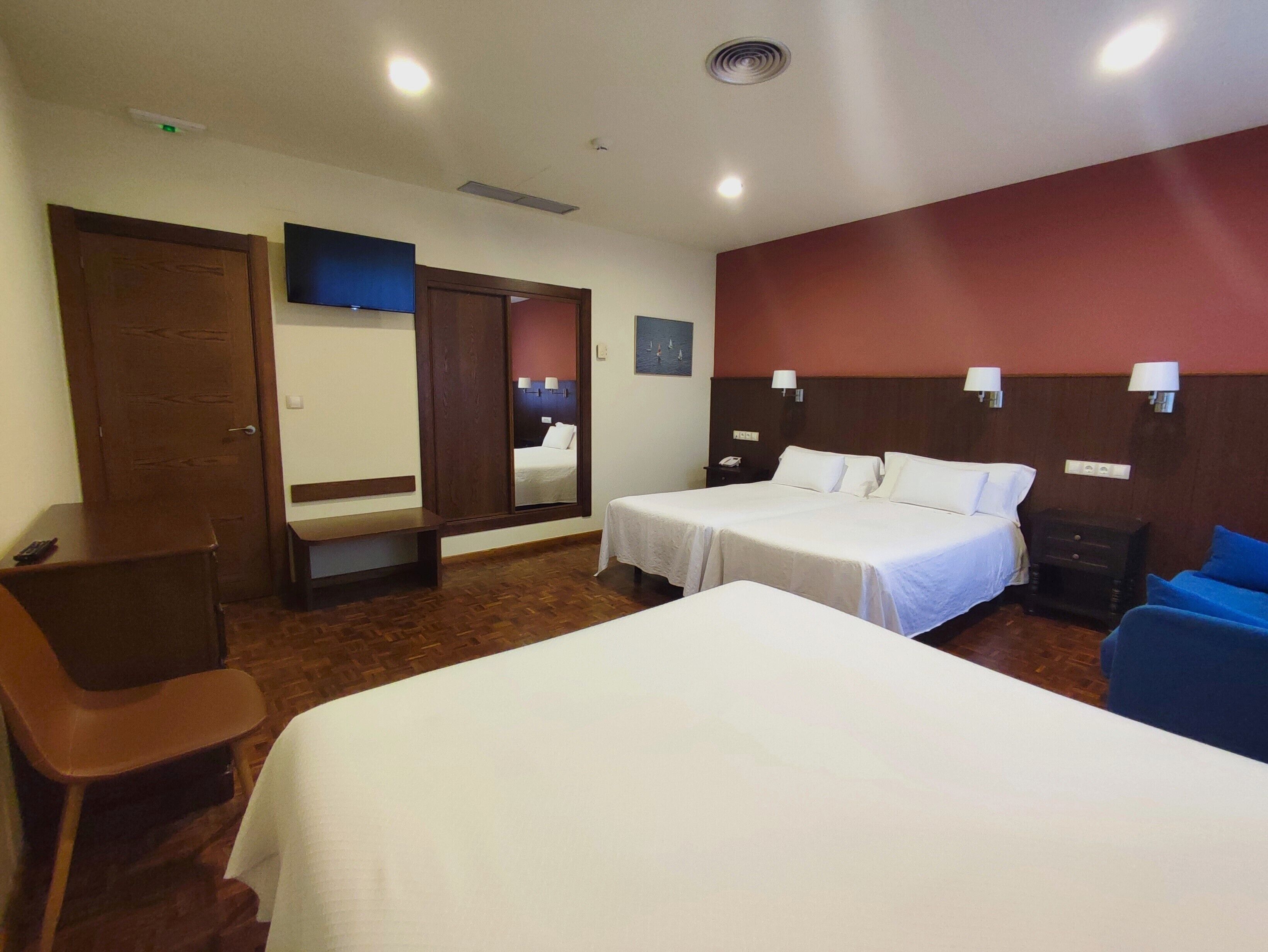 quadruple room | in-room safe, desk, free wifi, bed sheets