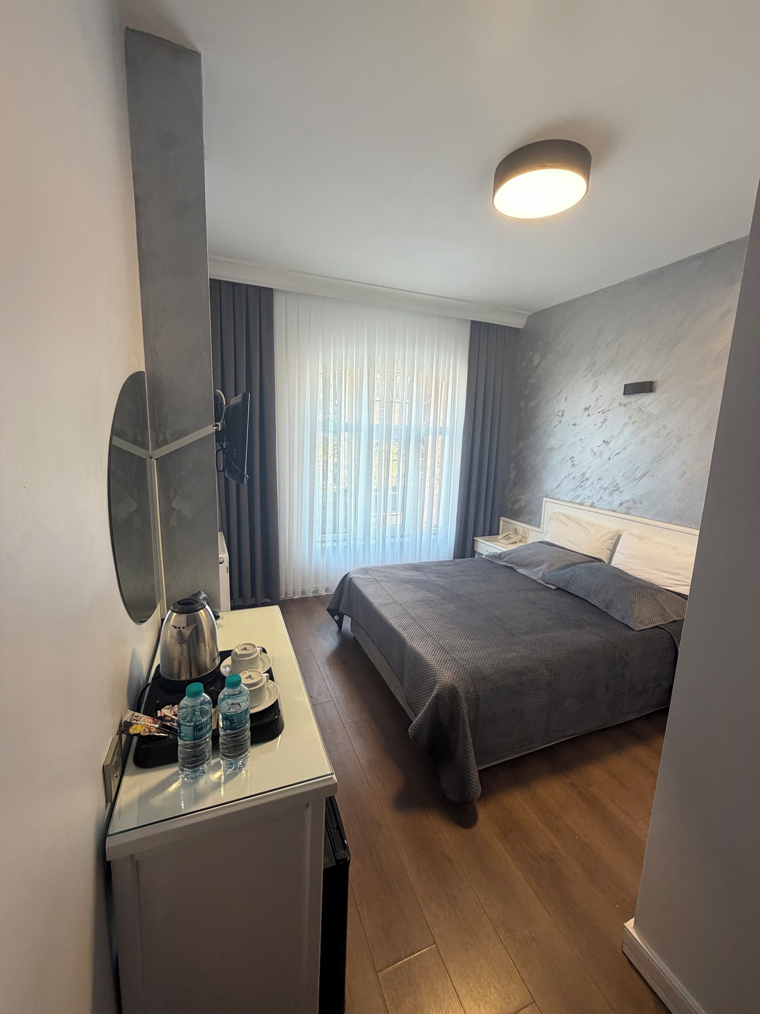 Minibar, arbejdsområde til bærbare computere, gratis Wi-Fi