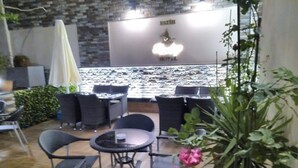 Un espace de détente intérieur, chaleureux, avec un mur en briques, un lustre et une plante en pot.